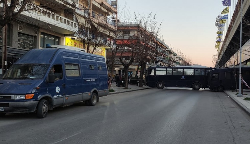 A generic square placeholder image with rounded corners in a figure.