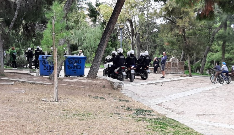 A generic square placeholder image with rounded corners in a figure.