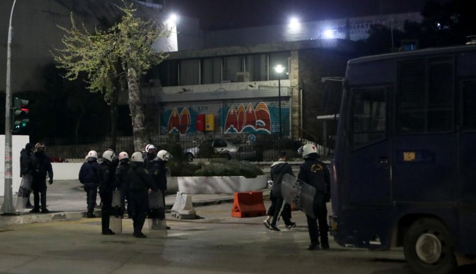 A generic square placeholder image with rounded corners in a figure.