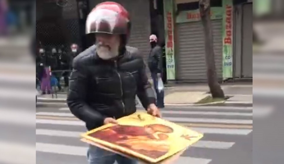 A generic square placeholder image with rounded corners in a figure.