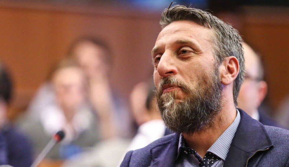 A generic square placeholder image with rounded corners in a figure.