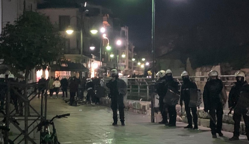 A generic square placeholder image with rounded corners in a figure.