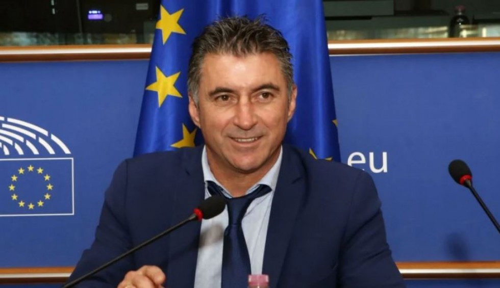 A generic square placeholder image with rounded corners in a figure.