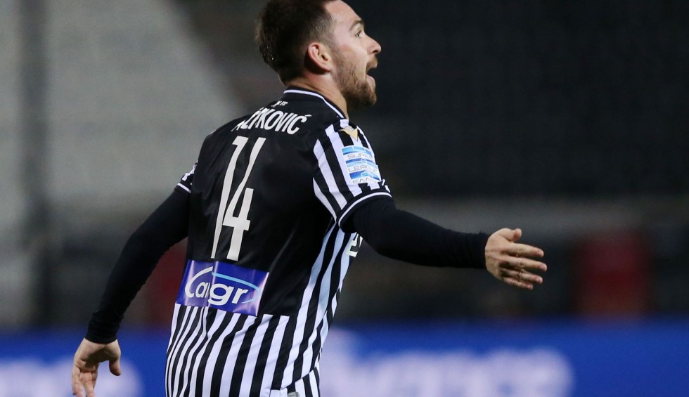 A generic square placeholder image with rounded corners in a figure.