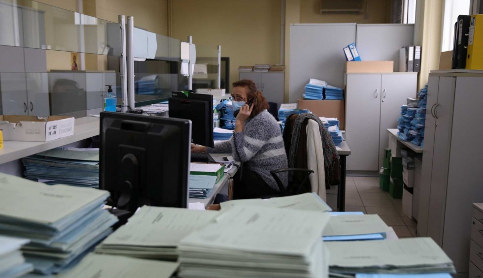 A generic square placeholder image with rounded corners in a figure.