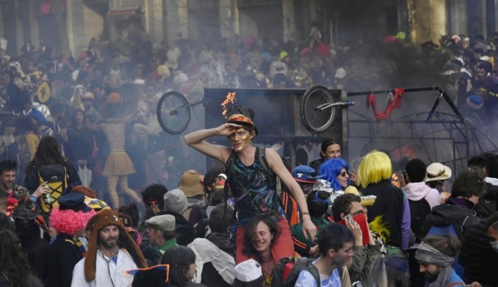 A generic square placeholder image with rounded corners in a figure.