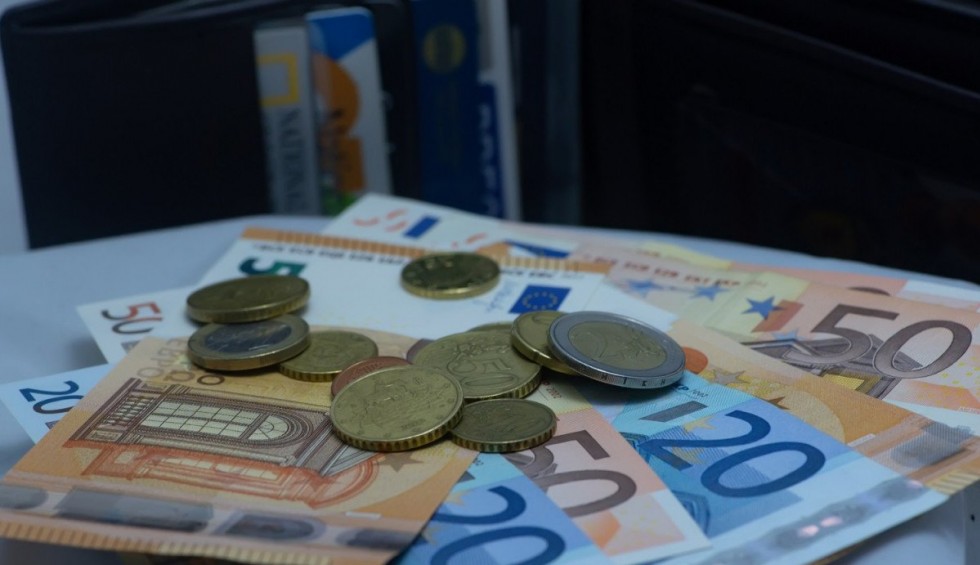 A generic square placeholder image with rounded corners in a figure.