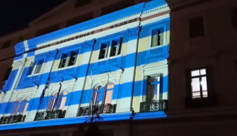 A generic square placeholder image with rounded corners in a figure.