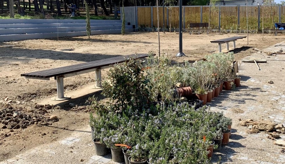 A generic square placeholder image with rounded corners in a figure.