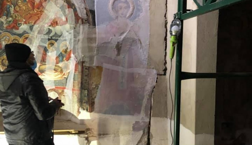 A generic square placeholder image with rounded corners in a figure.