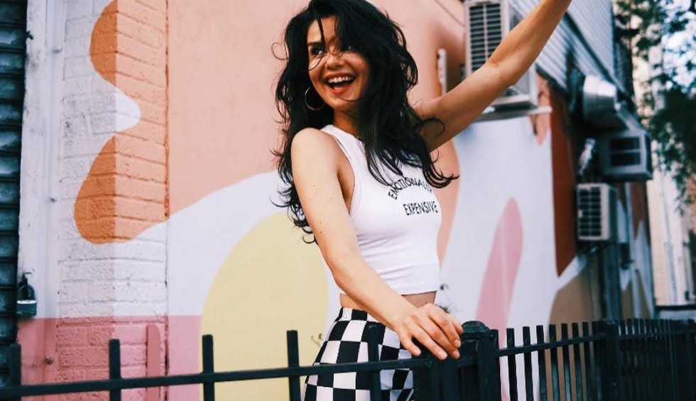 A generic square placeholder image with rounded corners in a figure.