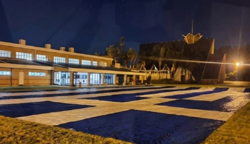 A generic square placeholder image with rounded corners in a figure.