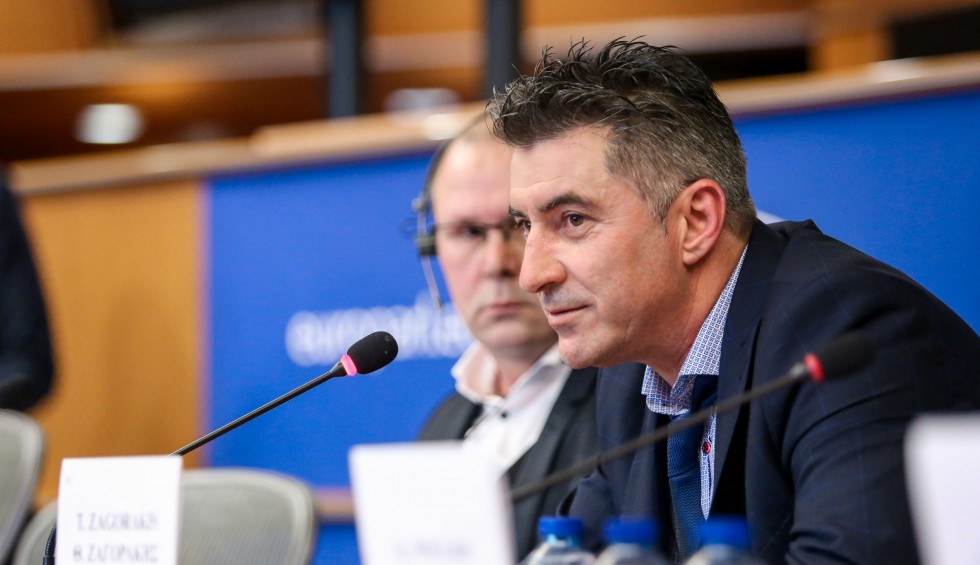 A generic square placeholder image with rounded corners in a figure.