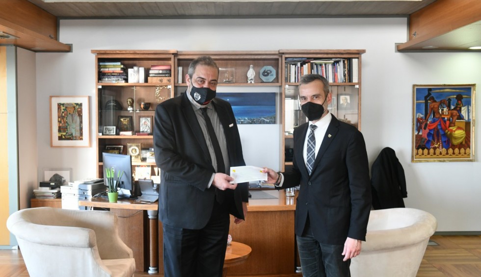 A generic square placeholder image with rounded corners in a figure.