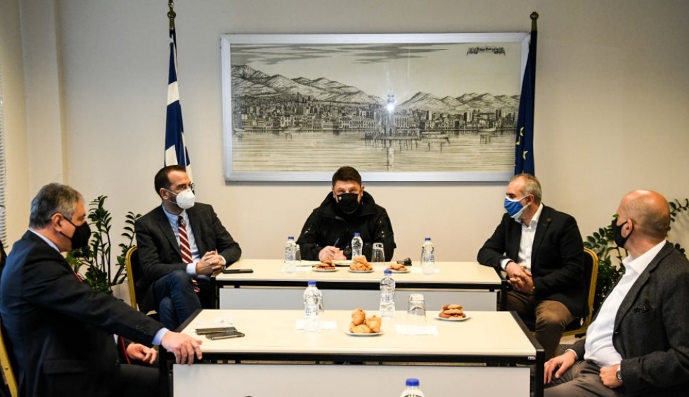 A generic square placeholder image with rounded corners in a figure.