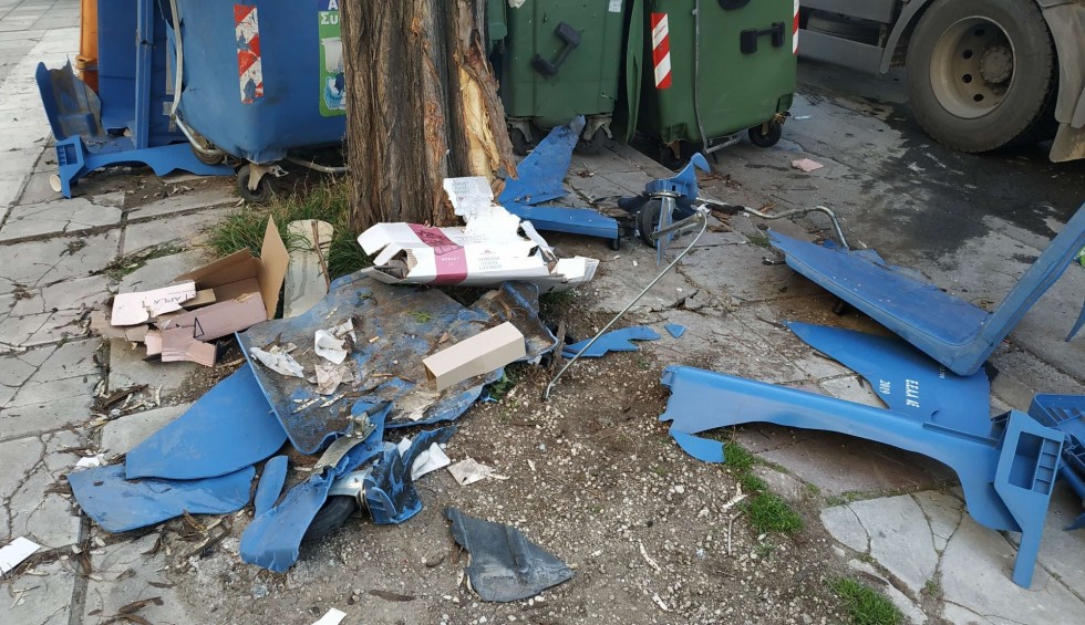 A generic square placeholder image with rounded corners in a figure.