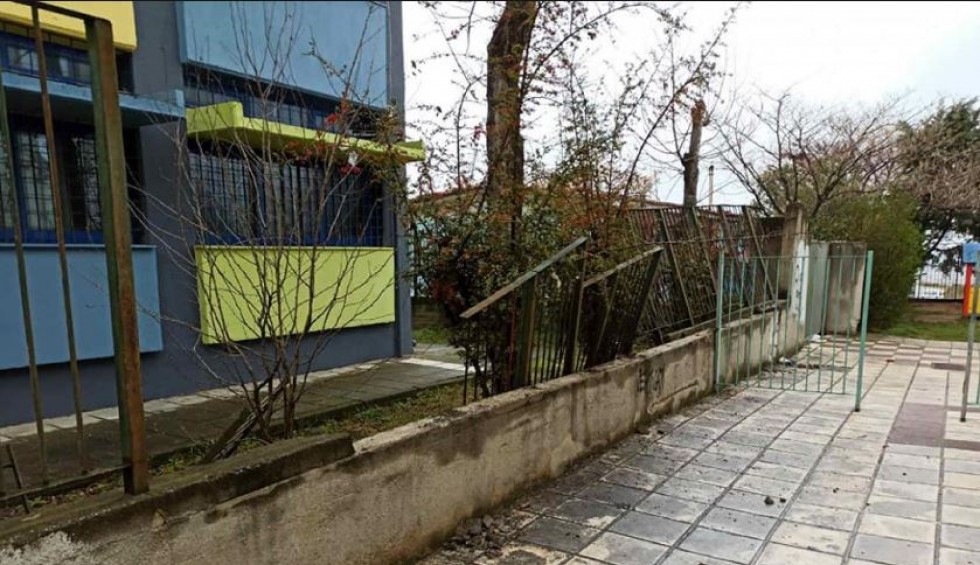 A generic square placeholder image with rounded corners in a figure.