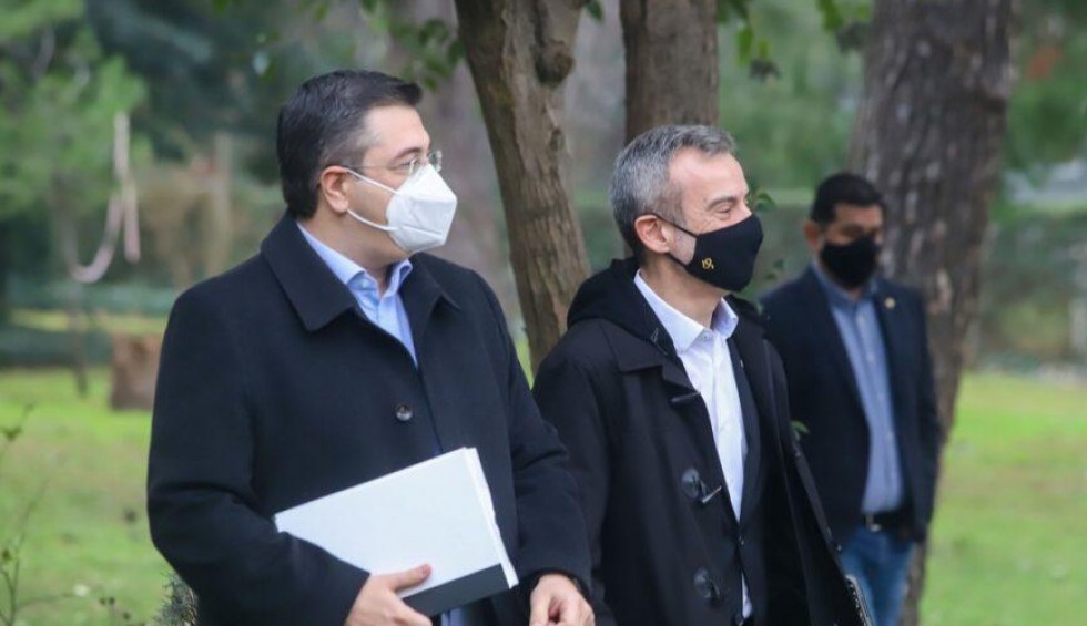 A generic square placeholder image with rounded corners in a figure.