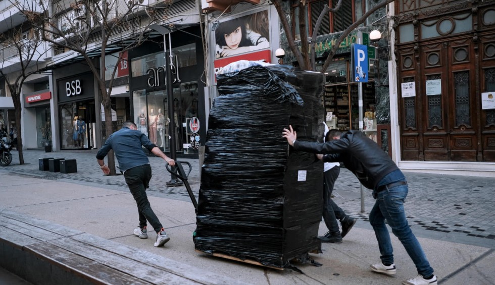 A generic square placeholder image with rounded corners in a figure.