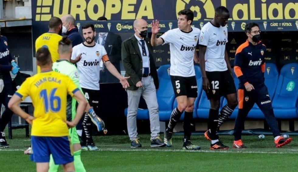 A generic square placeholder image with rounded corners in a figure.