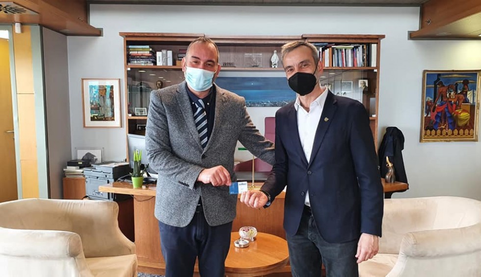 A generic square placeholder image with rounded corners in a figure.