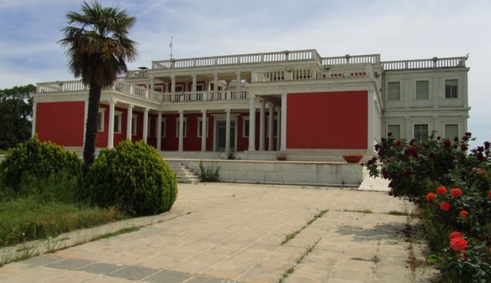 A generic square placeholder image with rounded corners in a figure.