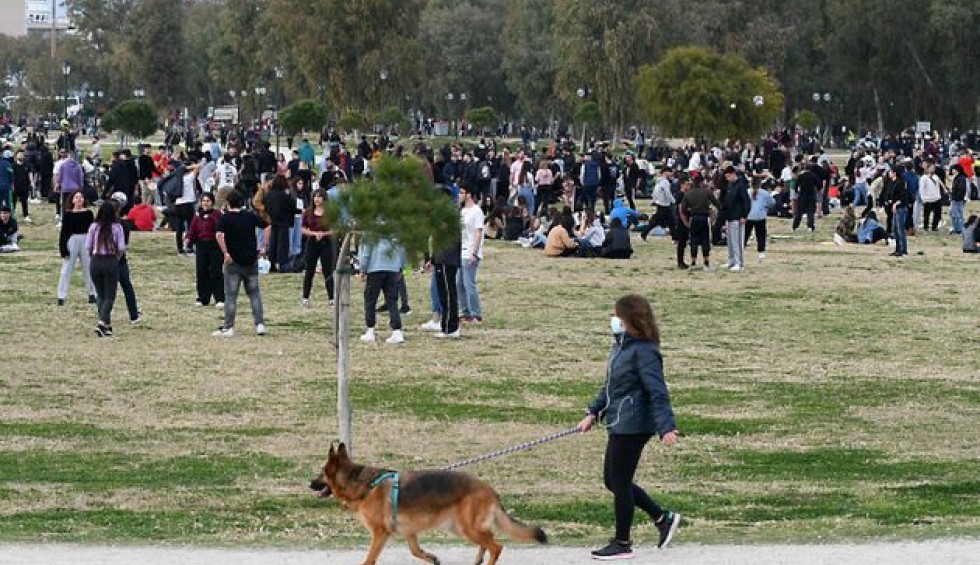 A generic square placeholder image with rounded corners in a figure.