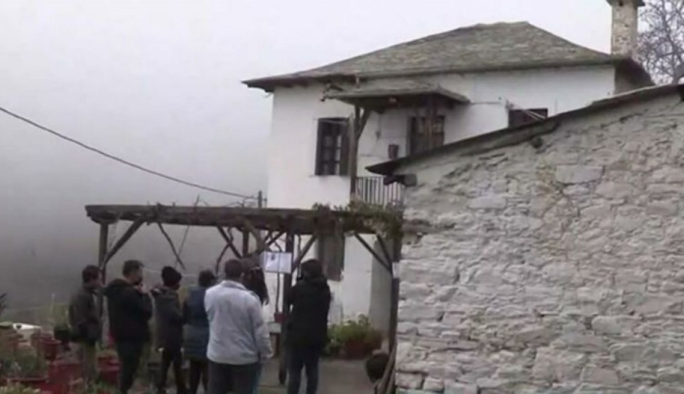 A generic square placeholder image with rounded corners in a figure.