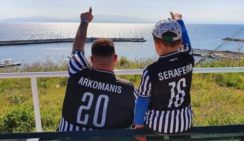 A generic square placeholder image with rounded corners in a figure.