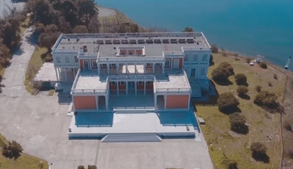 A generic square placeholder image with rounded corners in a figure.