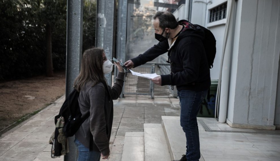 A generic square placeholder image with rounded corners in a figure.