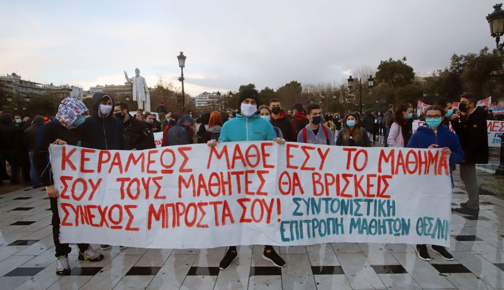 A generic square placeholder image with rounded corners in a figure.