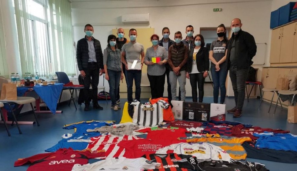 A generic square placeholder image with rounded corners in a figure.