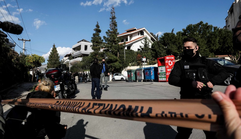 A generic square placeholder image with rounded corners in a figure.