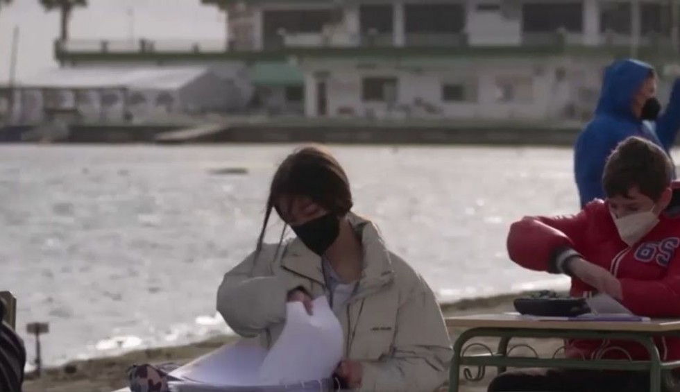 A generic square placeholder image with rounded corners in a figure.