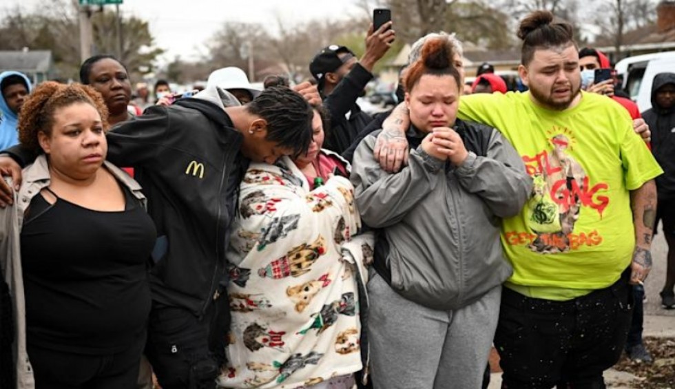 A generic square placeholder image with rounded corners in a figure.