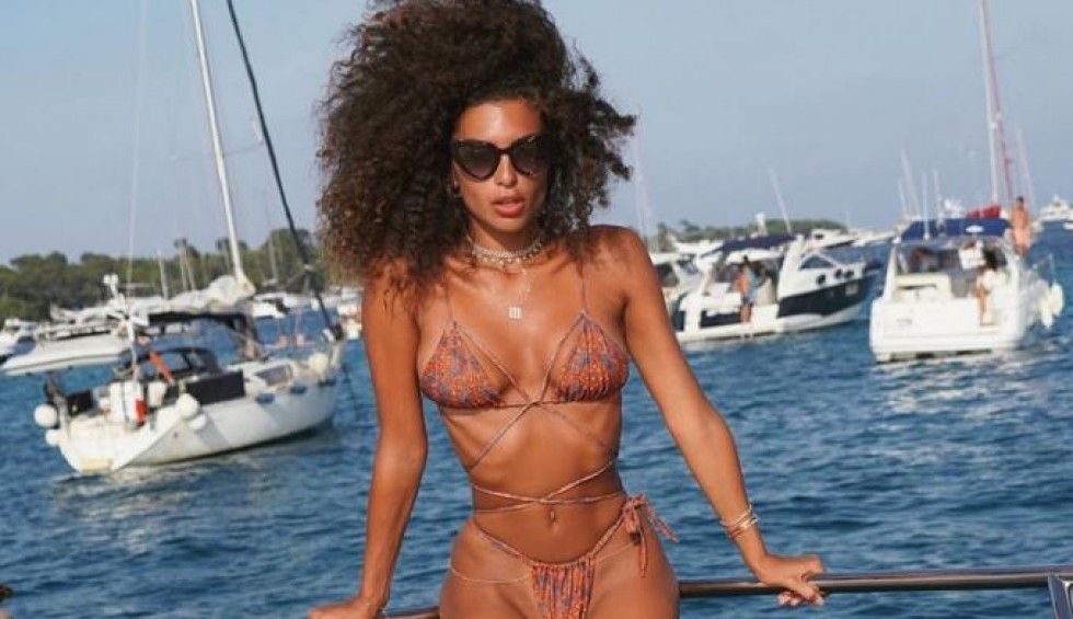 A generic square placeholder image with rounded corners in a figure.