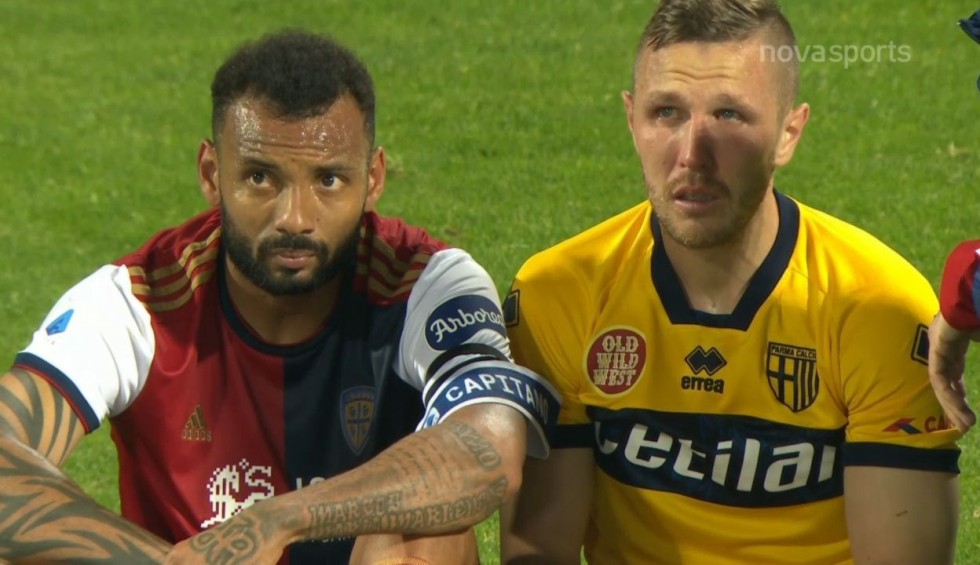 A generic square placeholder image with rounded corners in a figure.