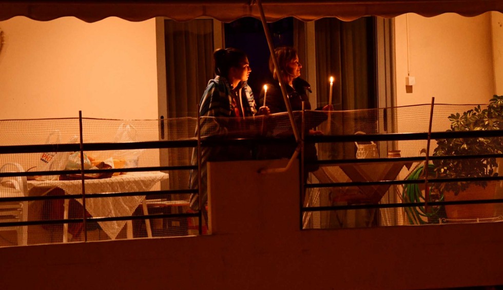 A generic square placeholder image with rounded corners in a figure.