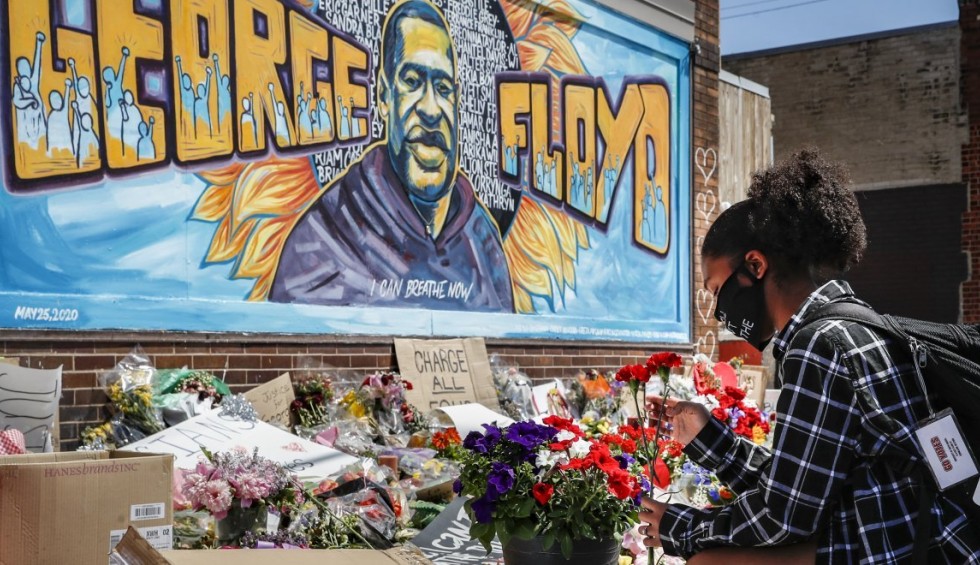 A generic square placeholder image with rounded corners in a figure.