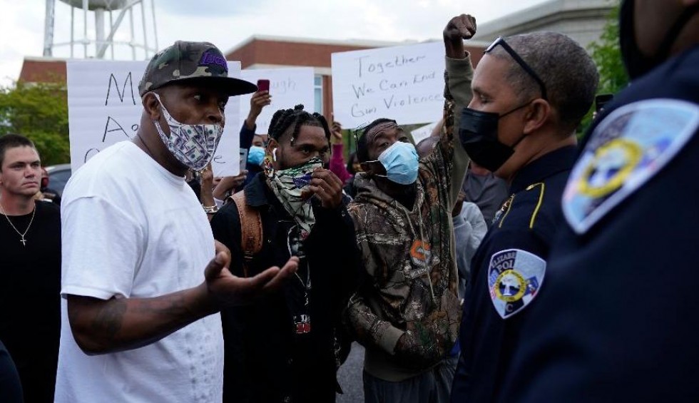 A generic square placeholder image with rounded corners in a figure.