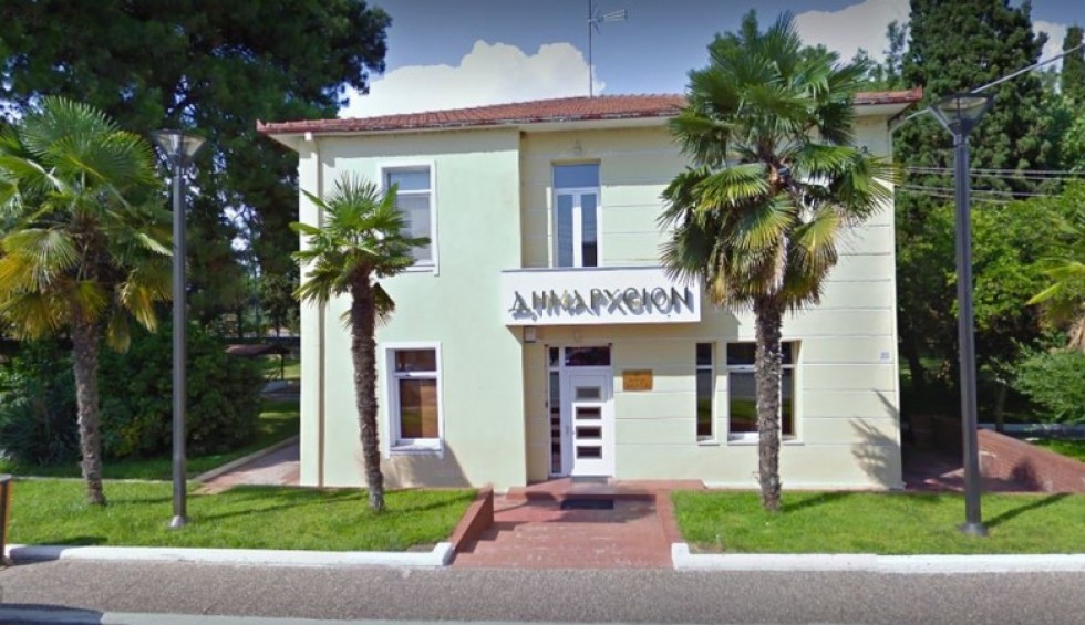 A generic square placeholder image with rounded corners in a figure.