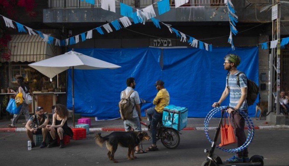 A generic square placeholder image with rounded corners in a figure.