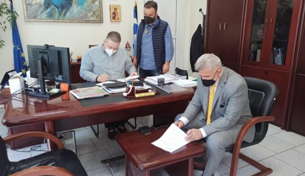 A generic square placeholder image with rounded corners in a figure.