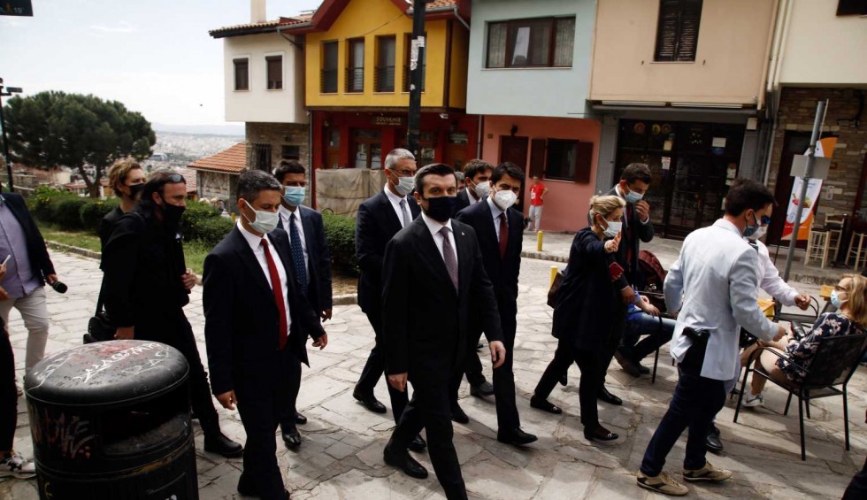 A generic square placeholder image with rounded corners in a figure.