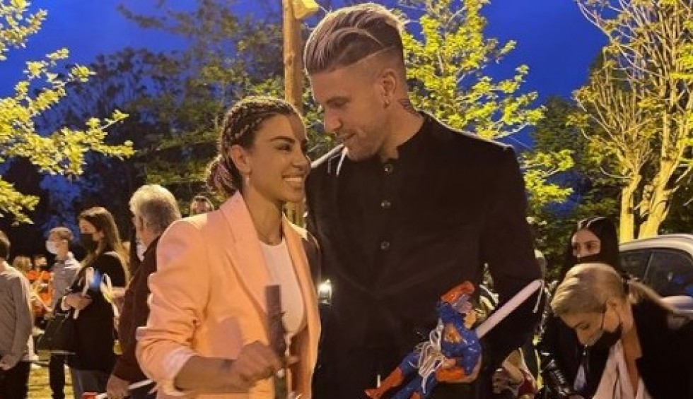 A generic square placeholder image with rounded corners in a figure.