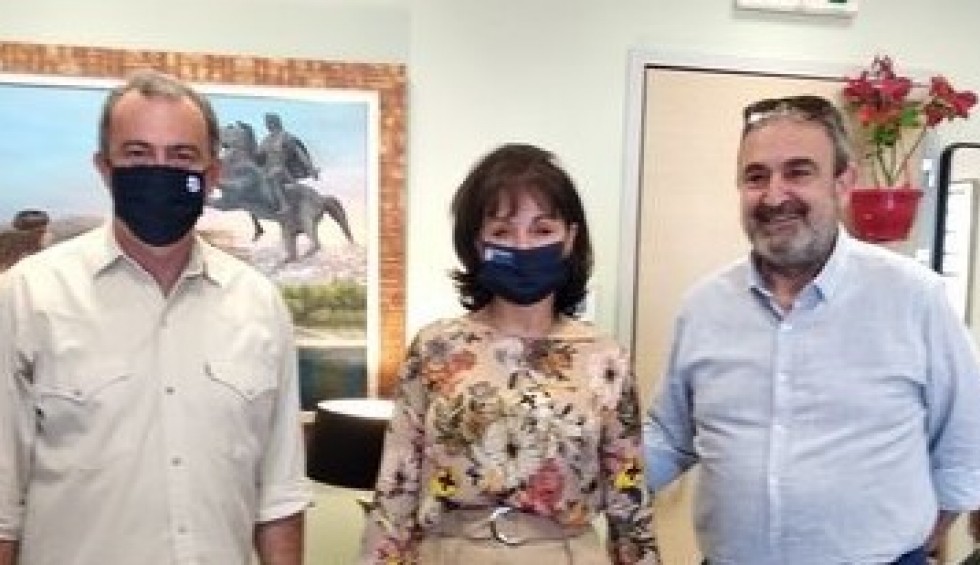 A generic square placeholder image with rounded corners in a figure.