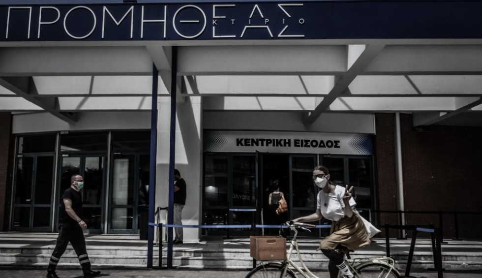 A generic square placeholder image with rounded corners in a figure.