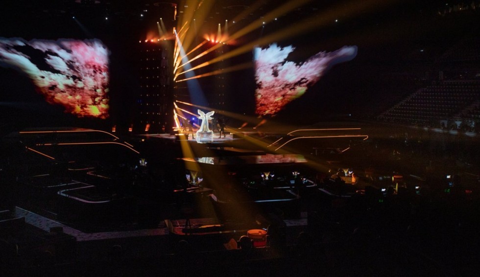 A generic square placeholder image with rounded corners in a figure.