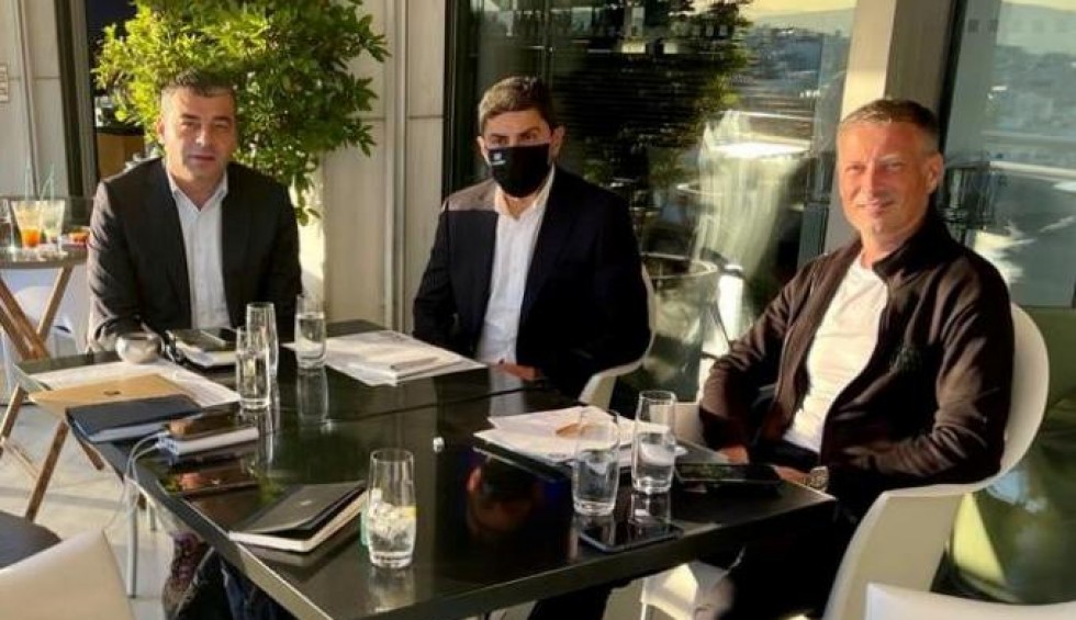 A generic square placeholder image with rounded corners in a figure.